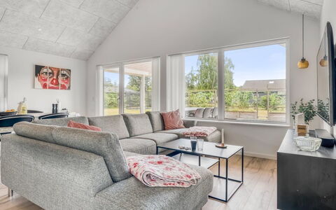 Jurien - 450M from the Sea: Decke, Couch, Wohnzimmer, Dekokissen, Schlafsofa, Kissen, Holzboden