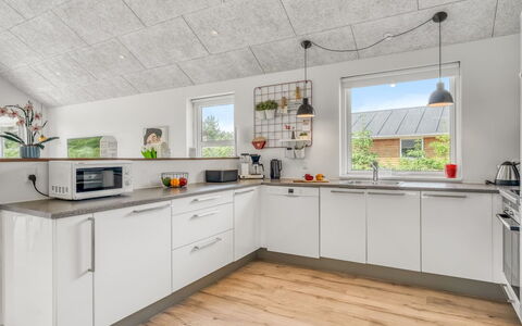 Jurien - 450M from the Sea: Küche, Countertop, Flooring, Decke, Interior Design, Major Appliance, Fussboden, Küchengerät, Armatur, Zapfhahn