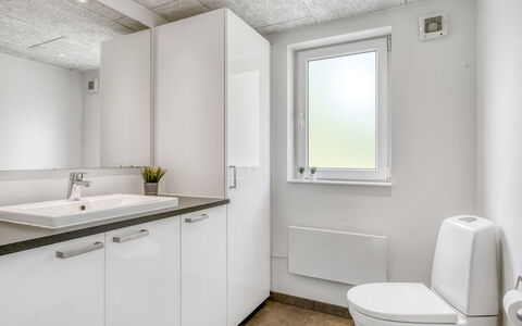 Jurien - 450M from the Sea: Armatur, Wand, Flooring, Sinken, Fussboden, Interior Design, Bad Sink, Decke, Badezimmer, Zapfhahn