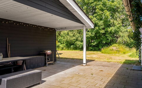 Jurien - 450M from the Sea: Holz, Schatten, Hinterhof, Garten, Rasen, Garten, Veranda, Gartenbauten, Outdoor Struktur, Abstellgleis