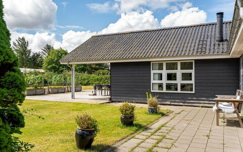 Jurien - 450M from the Sea: Dach, Haus, Zuhause, Hütte, Abstellgleis, Ground, Garten, Rasen, Estate, Schatten