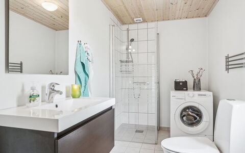 Rayla - 150M from the Sea: Interior Design, Flooring, Armatur, Fussboden, Sinken, Decke, Badezimmerschrank, Zapfhahn, Badezimmer, Countertop