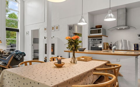 Berta - 300M from the Sea: Möbel, Interior Design, Flooring, Light Fixture, Stuhl, Küche, Holz, Decke, Fussboden, Esszimmer