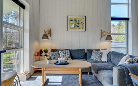 Berta - 300M from the Sea: Interior Design, Möbel, Flooring, Holz, Fussboden, Couch, Decke, Wohnzimmer, Zimmer, Beleuchtung
