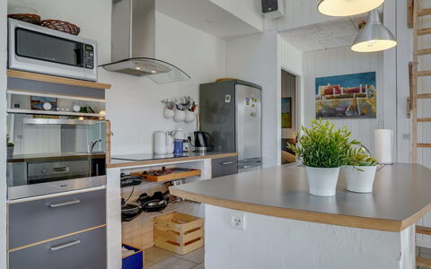 Berta - 300M from the Sea: Möbel, Küche, Küchengerät, Countertop, Interior Design, Flooring, Cabinetry, Holz, Haushaltsgerät, Decke