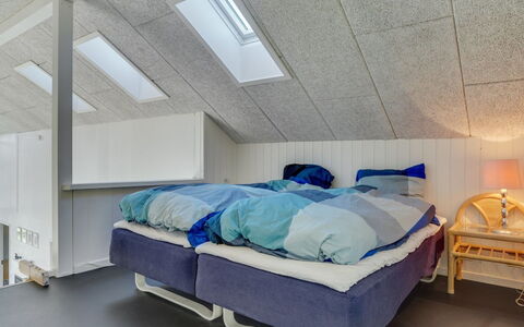 Berta - 300M from the Sea: Decke, Schlafzimmer, Interior Design, Möbel, Fussboden, Flooring, Bett, Zimmer, Bedding, Bettdecke