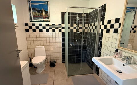 Berta - 300M from the Sea: Flooring, Armatur, Fussboden, Badezimmer, Toilette, Interior Design, Installation, Fliese, Toilleten Sitz