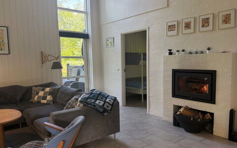 Berta - 300M from the Sea: Flooring, Holz, Fussboden, Interior Design, Möbel, Wohnzimmer, Decke, Zimmer, Couch, Zuhause