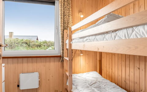 Raadengaard - 400M from the Sea: Holz, Schlafzimmer, Interior Design, Bett, Holzbeize, Fussboden, Etagenbett, Hartholz, Wohnheim, Bedding