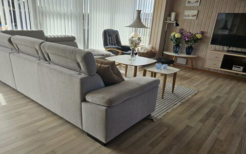 Raadengaard - 400M from the Sea: Möbel, Flooring, Interior Design, Couch, Fussboden, Wohnzimmer, Holzboden, Wohnung, Zuhause