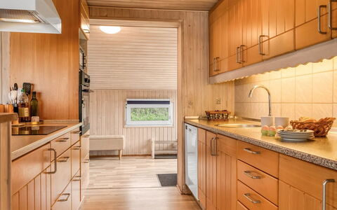 Raadengaard - 400M from the Sea: Küche, Countertop, Holz, Flooring, Küchengerät, Interior Design, Spüle, Major Appliance, Cabinetry, Fussboden