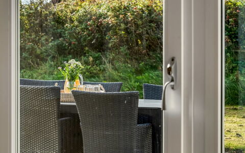 Raadengaard - 400M from the Sea: Möbel, Stuhl, Gartenmöbel, Tisch Im Freien, Küche & Esszimmer Tisch, Schatten, Eco Hotel, Terrasse, Glas, Veranda