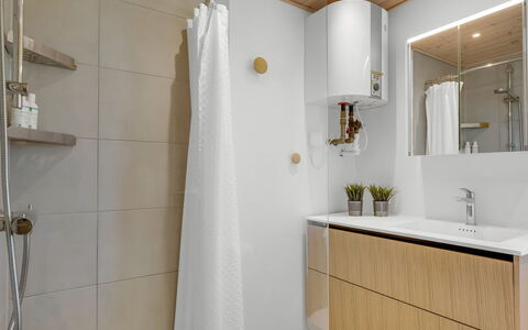 Aatu - 360M from the Sea: Flooring, Interior Design, Wand, Armatur, Fussboden, Holz, Bad Sink, Badezimmerschrank, Badezimmer, Sinken