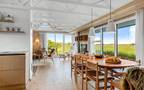 Aatu - 360M from the Sea: Möbel, Holz, Küche & Esszimmer Tisch, Interior Design, Tabelle, Decke, Stuhl, Flooring, Esszimmer, Fussboden
