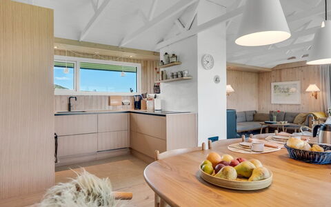 Aatu - 360M from the Sea: Möbel, Interior Design, Flooring, Holz, Decke, Fussboden, Küche, Light Fixture, Countertop, Zimmer