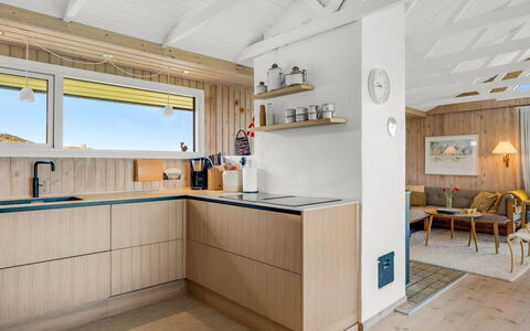 Aatu - 360M from the Sea: Küche, Interior Design, Holz, Countertop, Flooring, Fussboden, Decke, Cabinetry, Möbel, Zuhause