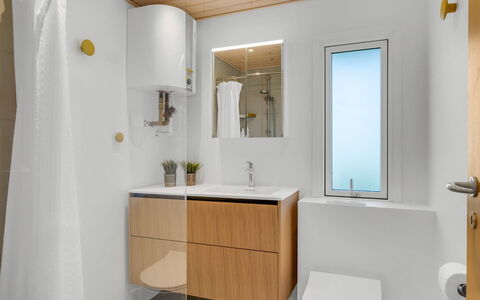 Aatu - 360M from the Sea: Armatur, Bad Sink, Flooring, Interior Design, Holz, Sinken, Fussboden, Badezimmerschrank, Badezimmer, Zapfhahn