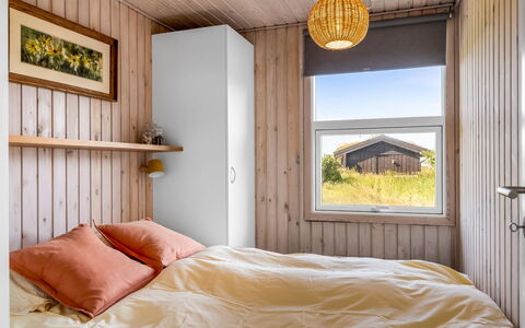 Aatu - 360M from the Sea: Holz, Schlafzimmer, Bett, Zuhause, Holzbeize, Hartholz, Bettdecke, Bedding, Bettrahmen, Planke