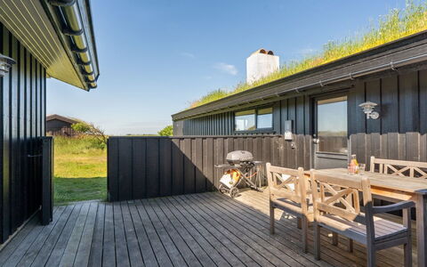 Aatu - 360M from the Sea: Dach, Haus, Zuhause, Hütte, Abstellgleis, Estate, Auffahrt, Gartenbauten, Garten, Schuppen