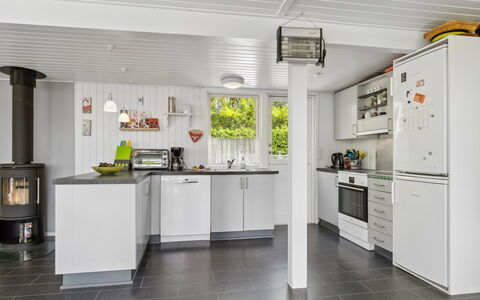 Guthrik - 900M from the Sea: Küche, Flooring, Countertop, Major Appliance, Küchengerät, Interior Design, Decke, Holz, Fussboden, Haushaltsgerät
