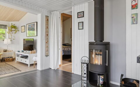 Guthrik - 900M from the Sea: Flooring, Interior Design, Holz, Fussboden, Möbel, Decke, Holzboden, Zuhause, Beleuchtung, Wohnzimmer