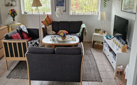 Guthrik - 900M from the Sea: Möbel, Interior Design, Flooring, Couch, Fussboden, Holz, Wohnzimmer, Zimmer, Beleuchtung, Tabelle