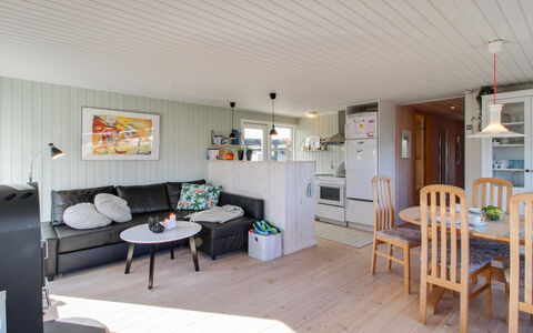 Shaya - 340M from the Sea: Holz, Flooring, Decke, Möbel, Fussboden, Interior Design, Hartholz, Zimmer, Küche & Esszimmer Tisch, Wohnzimmer