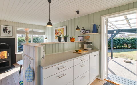 Shaya - 340M from the Sea: Holz, Flooring, Interior Design, Küche, Decke, Fussboden, Möbel, Countertop, Zuhause, Cabinetry