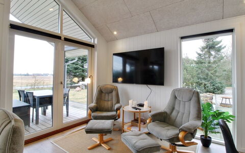 Cholena - 700M from the Sea: Holz, Möbel, Interior Design, Flooring, Decke, Wohnzimmer, Fussboden, Stuhl, Couch, Zimmer