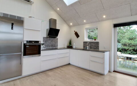Cholena - 700M from the Sea: Flooring, Küche, Interior Design, Holz, Countertop, Fussboden, Decke, Küchengerät, Holzboden, Möbel