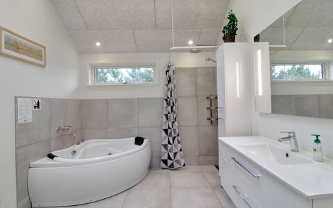 Cholena - 700M from the Sea: Flooring, Armatur, Interior Design, Badezimmer, Fussboden, Sinken, Zapfhahn, Decke, Installation, Badezimmerschrank