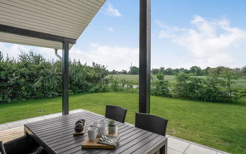 Cholena - 700M from the Sea: Veranda, Decke, Grundstueck, Schatten, Zuhause, Möbel, Garten, Gartenmöbel, Outdoor Struktur, Deck