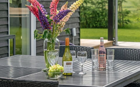 Cholena - 700M from the Sea: Möbel, Gartenmöbel, Stuhl, Tabelle, Küche & Esszimmer Tisch, Tisch Im Freien, Geschirr, Esszimmer, Blumentopf, Kaffetisch