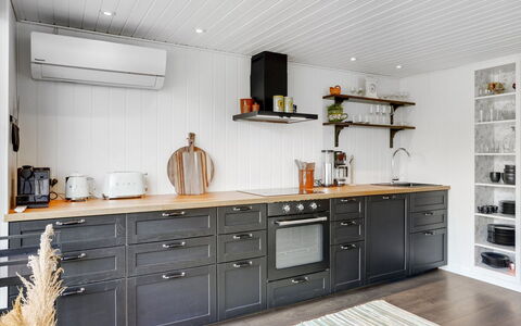 Sveina - 600M from the Sea: Holz, Küche, Flooring, Cabinetry, Countertop, Interior Design, Küchengerät, Möbel, Schublade, Holzbeize