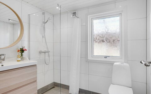 Sveina - 600M from the Sea: Flooring, Fussboden, Armatur, Interior Design, Badezimmer, Installation, Sinken, Badezimmerschrank, Toilette, Zapfhahn