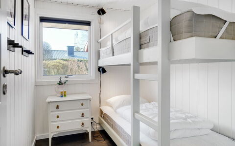 Sveina - 600M from the Sea: Schlafzimmer, Bett, Bedding, Interior Design, Zuhause, Wohnung, Bettdecke, Bettrahmen, Etagenbett, Zimmer