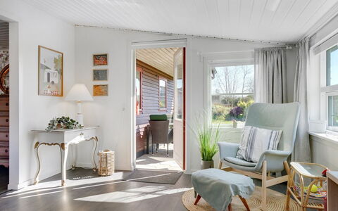 Sveina - 600M from the Sea: Möbel, Interior Design, Flooring, Holz, Fussboden, Decke, Zuhause, Stuhl, Holzboden, Wohnzimmer