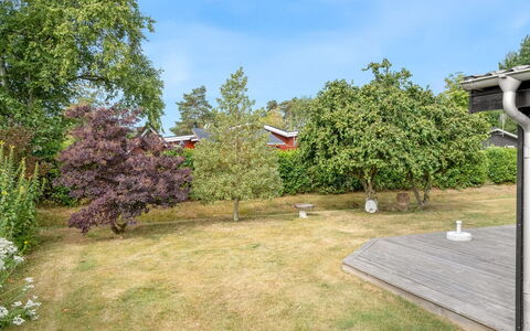 Sveina - 600M from the Sea: Strauch, Garten, Grundstueck, Ground, Rasen, Landscaping, Schatten, Garten, Hinterhof, Auffahrt