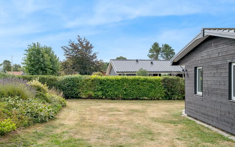 Sveina - 600M from the Sea: Strauch, Haus, Zuhause, Hütte, Garten, Ground, Rasen, Abstellgleis, Landscaping, Garten