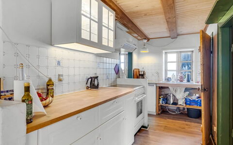 Agrippa - 30M to the Fjord: Küche, Countertop, Flooring, Interior Design, Holz, Cabinetry, Major Appliance, Küchengerät, Decke, Fussboden