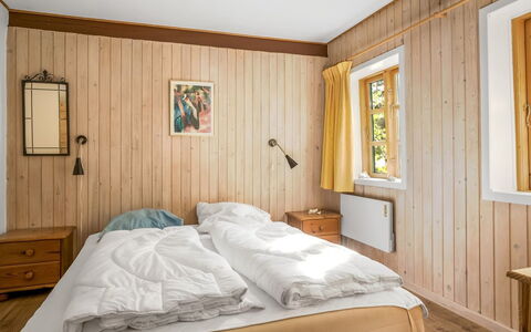 Agrippa - 30M to the Fjord: Bett, Schlafzimmer, Interior Design, Wand, Flooring, Fussboden, Holz, Möbel, Bettdecke, Bedding