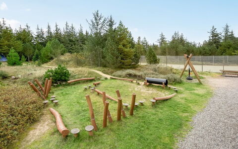 Catarine - 1.1Km from the Sea: Holz, Pflanzengemeinschaft, Grundstueck, Schatten, Natürliches Material, Gartenbauten, Schuppen, Outdoor Struktur, Blockhaus