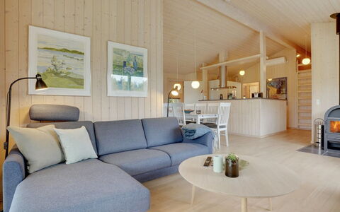Frida - 700M from the Sea: Holz, Flooring, Interior Design, Möbel, Fussboden, Couch, Decke, Wohnzimmer, Zuhause, Zimmer