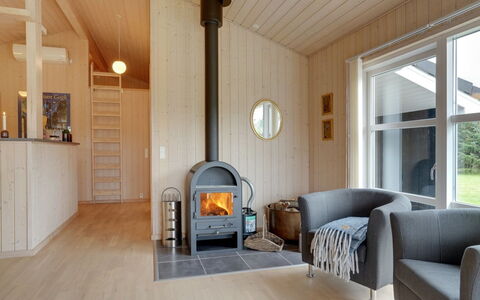 Frida - 700M from the Sea: Flooring, Holz, Interior Design, Fussboden, Decke, Möbel, Zimmer, Beleuchtung, Zuhause, Wohnzimmer