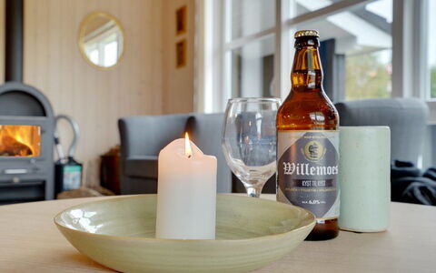 Frida - 700M from the Sea: Geschirr, Drinkware, Hartholz, Servierware, Holzboden, Holzbeize, Wohnzimmer, Planke, Flasche