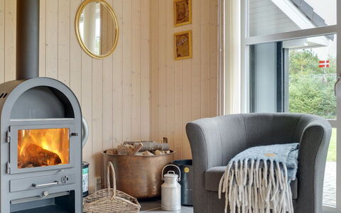 Frida - 700M from the Sea: Holz, Flooring, Möbel, Interior Design, Fussboden, Zimmer, Holzboden, Wohnzimmer, Hartholz, Holzbeize