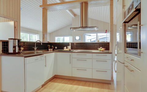 Frida - 700M from the Sea: Küche, Countertop, Interior Design, Flooring, Holz, Decke, Cabinetry, Light Fixture, Fussboden, Küchengerät
