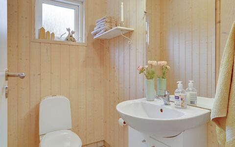 Frida - 700M from the Sea: Armatur, Flooring, Bad Sink, Badezimmer, Holz, Interior Design, Sinken, Fussboden, Zapfhahn, Installation