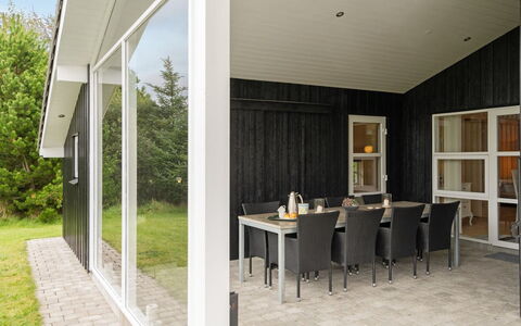 Frida - 700M from the Sea: Holz, Zuhause, Veranda, Decke, Fussboden, Schatten, Glas, Hartholz, Holzbeize, Deck