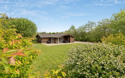 Els - 900M from the Sea: Blau, Strauch, Hütte, Ground, Garten, Estate, Schatten, Landscaping, Bauernhaus, Eco Hotel